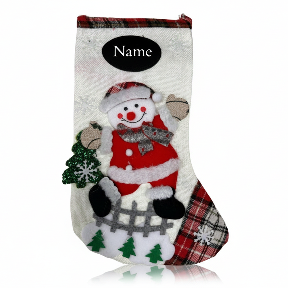 Personalisierte Nikolaussocken mit Schneemann, Weihnachtsmann, Bär und Elch, anpassbar mit Namen und Schriftart, ideal als Weihnachtsgeschenk.