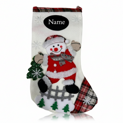 Personalisierte Nikolaussocken mit Schneemann, Weihnachtsmann, Bär und Elch, anpassbar mit Namen und Schriftart, ideal als Weihnachtsgeschenk.