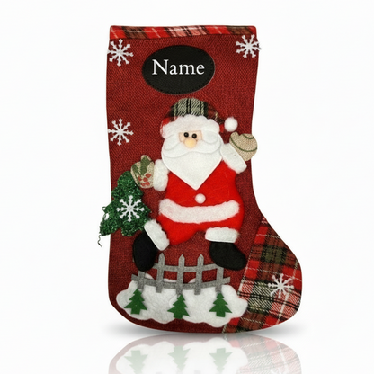 Personalisierte Nikolaussocken mit Schneemann, Weihnachtsmann, Bär und Elch, anpassbar mit Namen und Schriftart, ideal als Weihnachtsgeschenk.