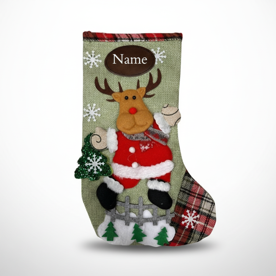 Personalisierte Nikolaussocken mit Schneemann, Weihnachtsmann, Bär und Elch, anpassbar mit Namen und Schriftart, ideal als Weihnachtsgeschenk.