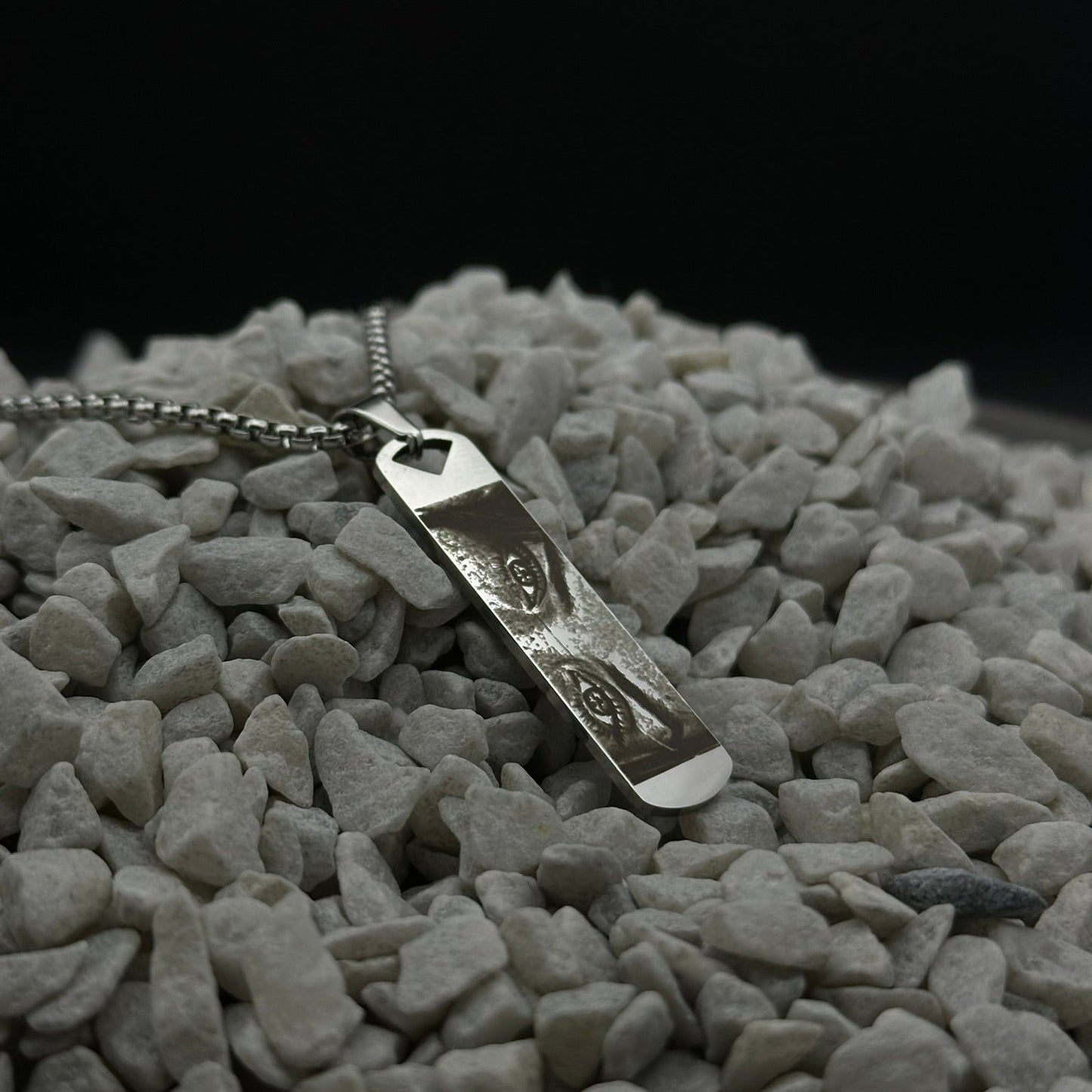 Halskette mit einzigartiger Augen-Gravur