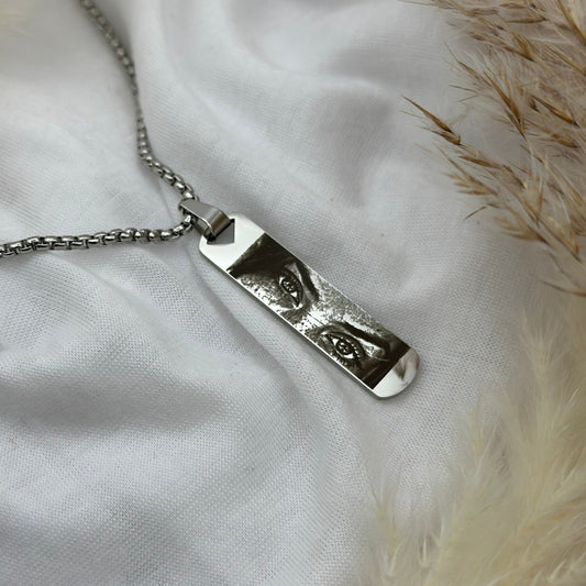 Halskette mit einzigartiger Augen-Gravur