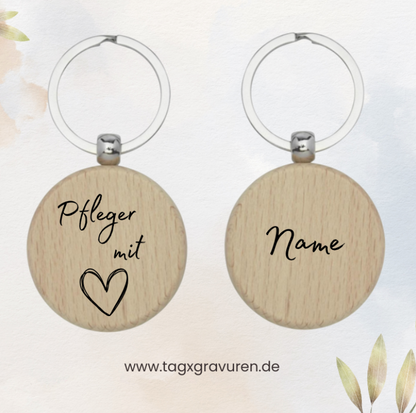 Handgefertigter runder Holz-Schlüsselanhänger – personalisiert für Pflegekräfte